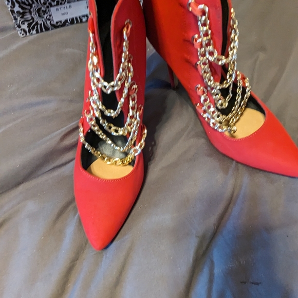 LADIES RED BOOTIES WITH GOLD CHAINS - Picture 5 of 8